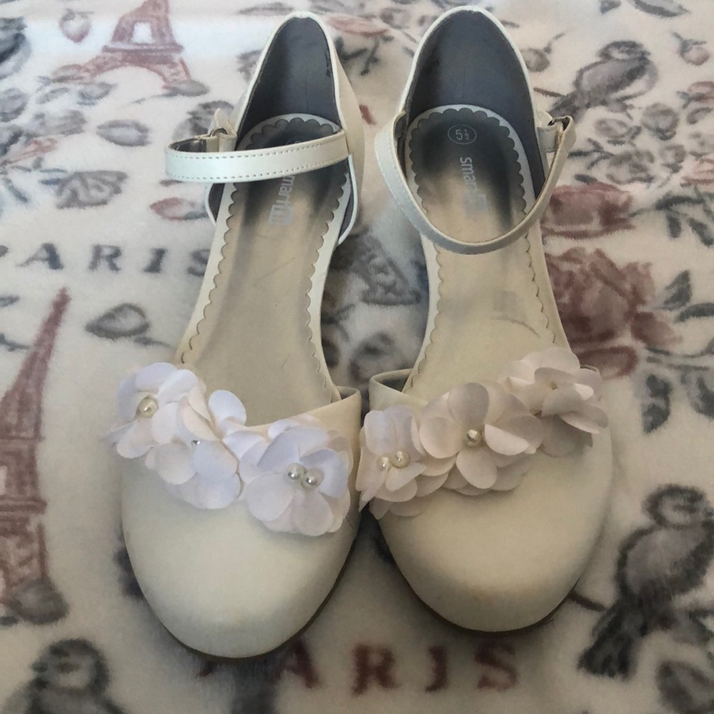 Dress shoes for young girls
